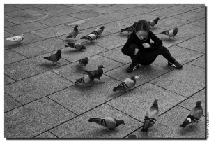 La bambina e i piccioni