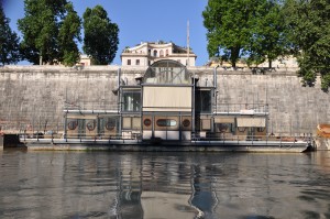 Un barcone sul Tevere