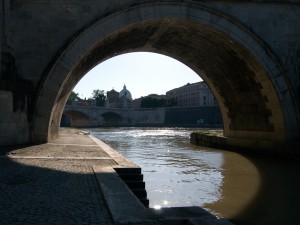 Curve di luce sotto un'arcata di ponte S.Angelo