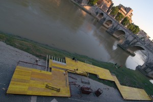Predisposizione degli stand estivi sul Tevere nei pressi di ponte S.Angelo