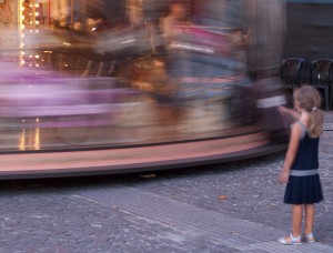 giostra con bambina spettatrice