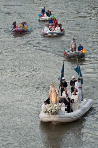 la processione sul fiume