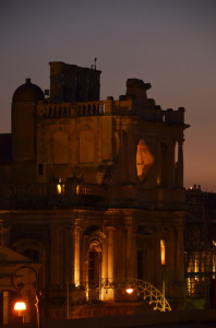 di un monumento al tramonto