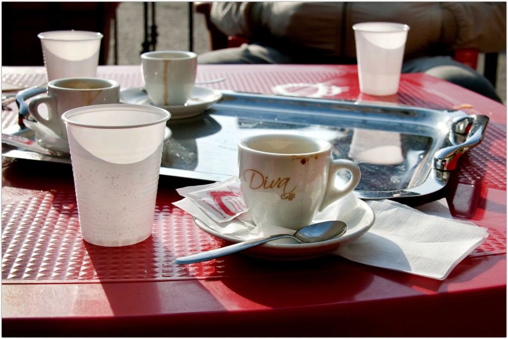 UN CAFFE AL BAR