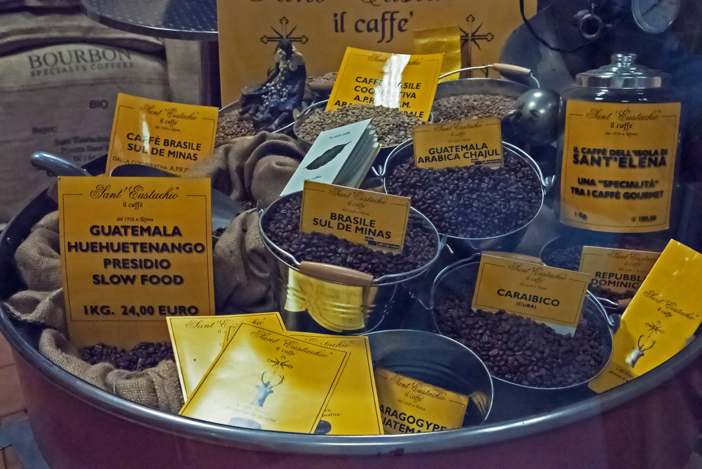 Alcune delle qualità di caffè che si producono nel mondo che tostate e miscelate in modo sapiente danno la bevanda tanto amata dagli italiani e non solo.