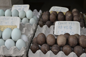Cina - Suzhou - Uova d'anatra nere dette dei cent'anni. Fatte fermentate per mesi in cenere, sale, argilla e bucce di riso.